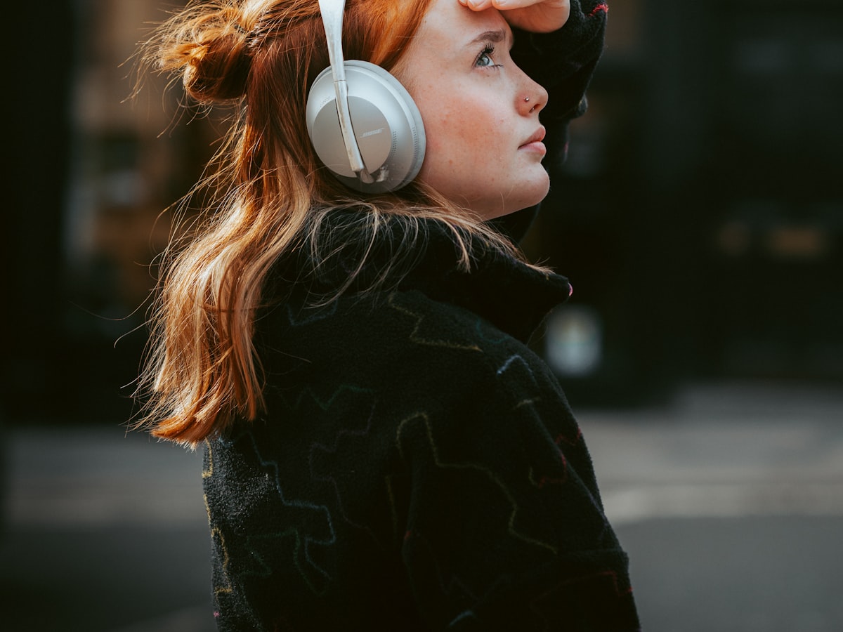 Persona che indossa cuffie wireless