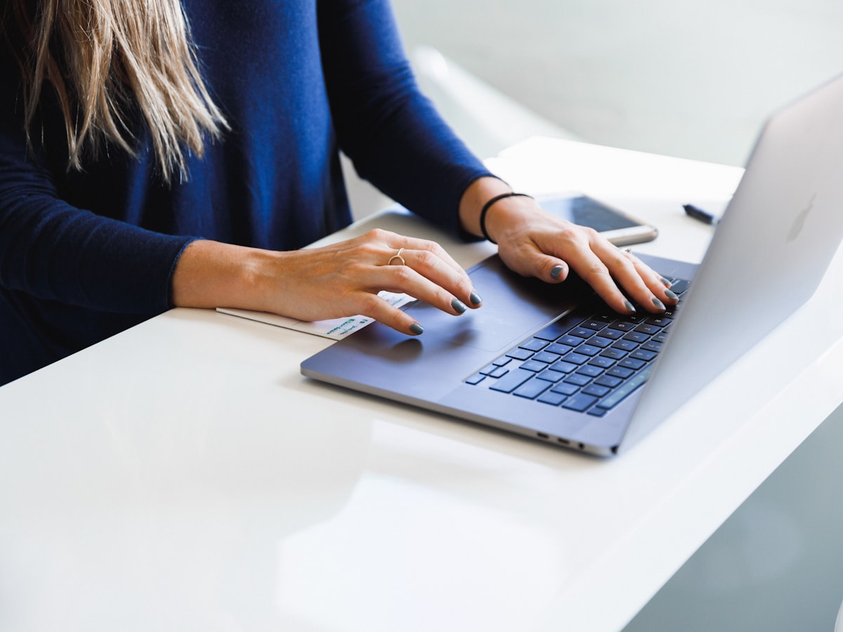 Persona che lavora al computer portatile in ufficio