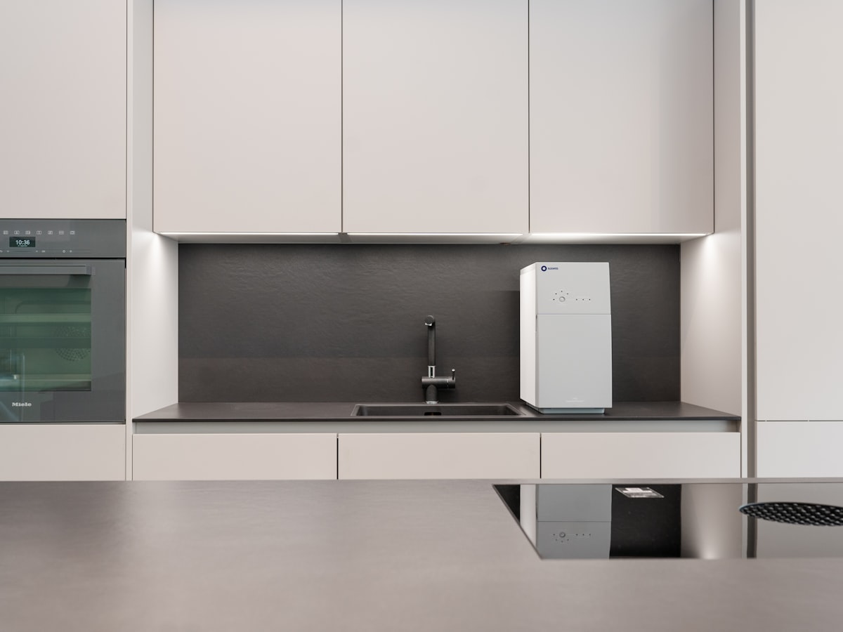 Speaker smart su un ripiano in cucina