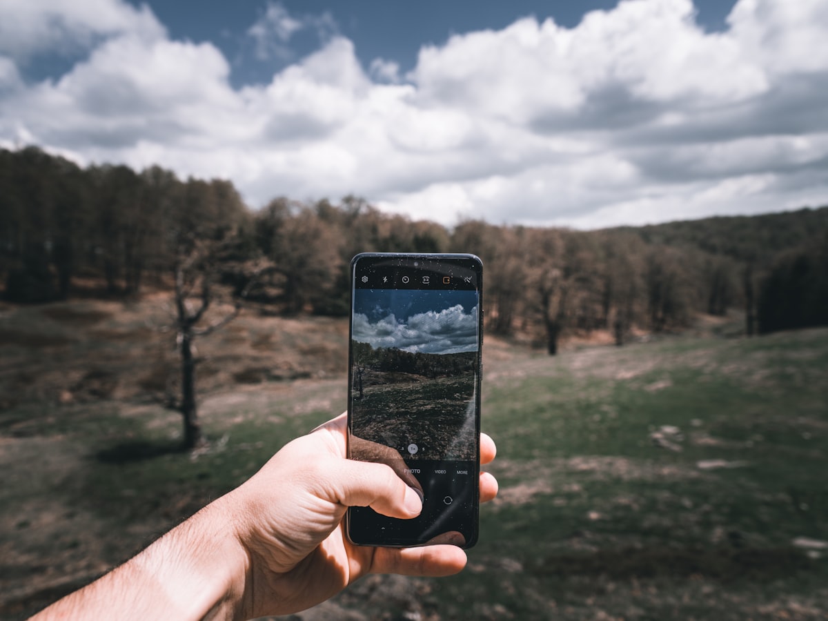 Smartphone tenuto in mano all'aperto